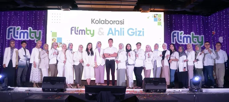 Tim Flimty dan para ahli gizi berfoto bersama di panggung acara Kolaborasi Flimty & Ahli Gizi
