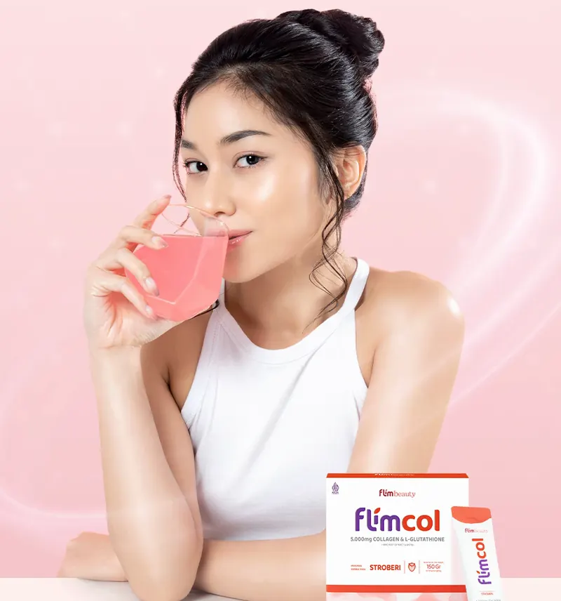 Perempuan meminum Flimcol dari gelas, di sampingnya box dan sachet Flimcol