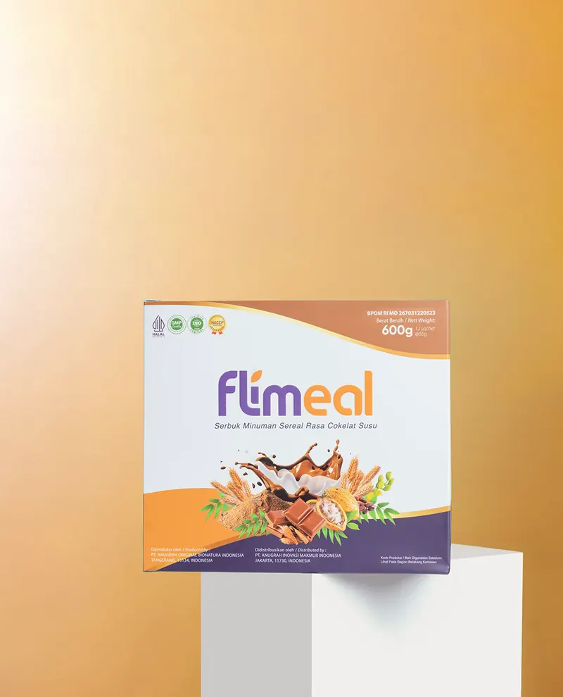Box Flimeal rasa Cokelat Susu isi 12 sachet di atas podium putih, latar oranye