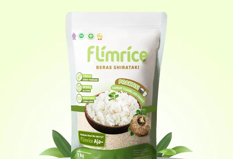 Pouch Flimrice 1 kg di atas podium kayu