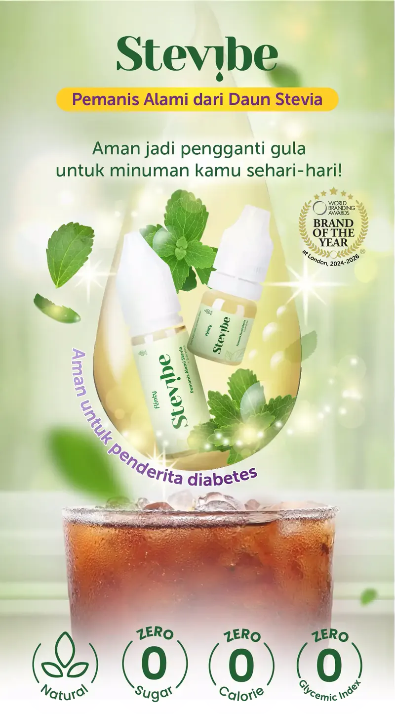 Dua botol Stevibe di dalam tetesan, di antara daun stevia, di atas segelas es teh: aman untuk penderita diabetes